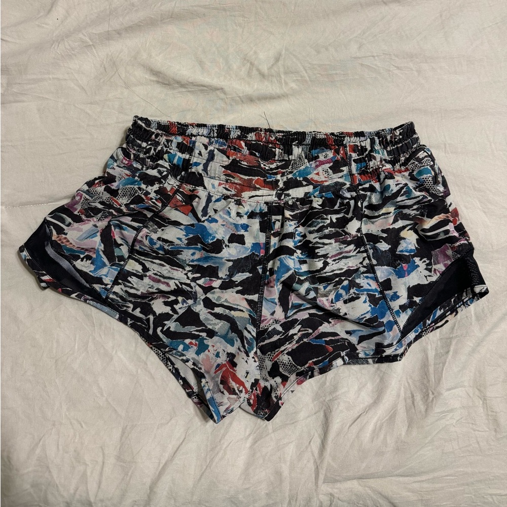 lululemon Hotty Hot Low-Rise Lined Short 2.5 (Size 6)